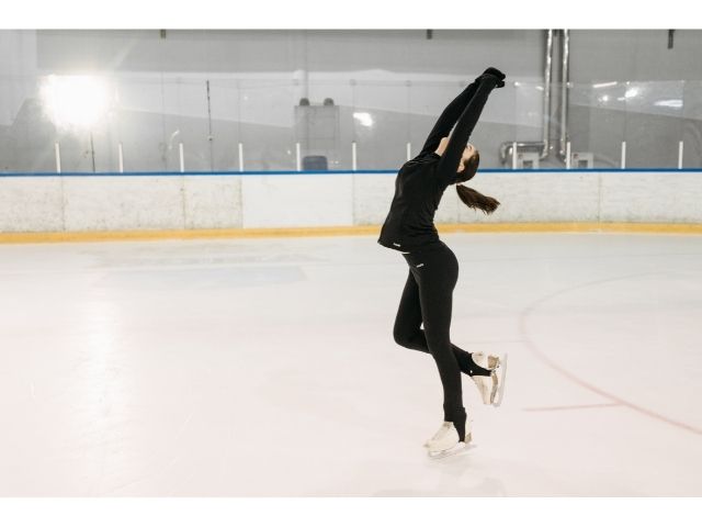 フィギュアスケート選手がスケートリンクで練習する