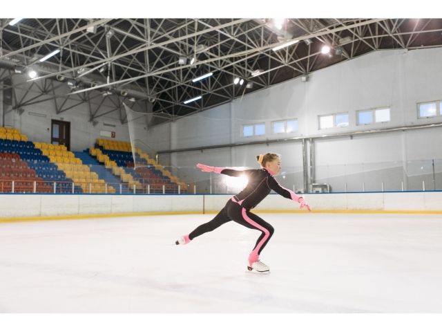 スケートリンクで練習するフィギュアスケート選手