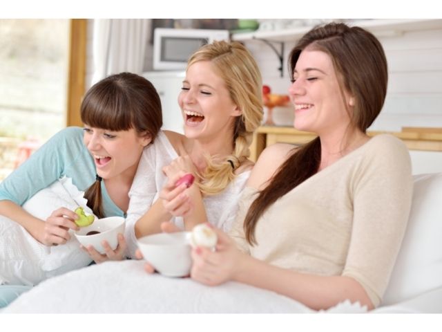 テレビを見て笑う女性たち