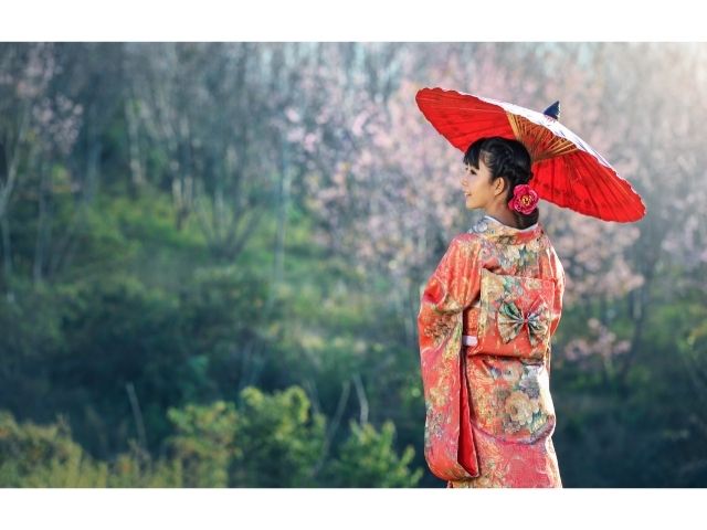 和傘を持った着物の女性