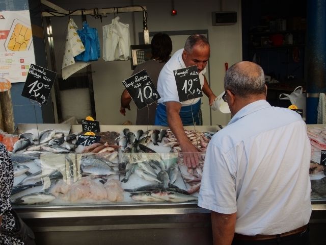 魚市場にいる二人の男性