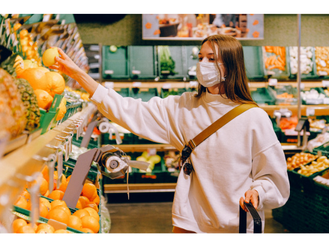 スーパーマーケットで買い物する女性