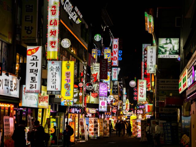 韓国の夜の街並み