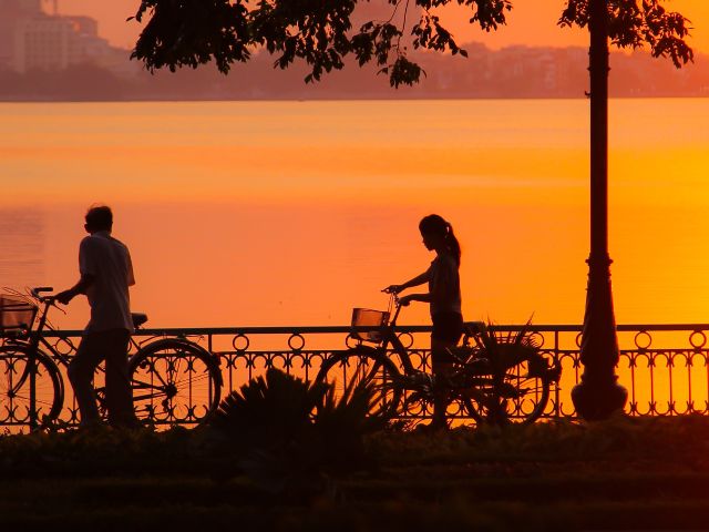 夕日に映る自転車を押す二人の影