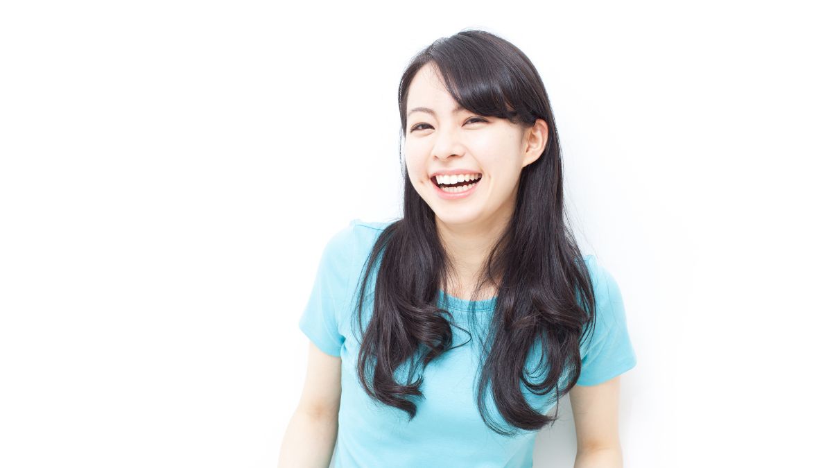 青いTシャツを着た日本人女性